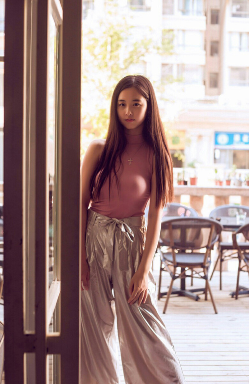 特色篮球文化与城市夜景相结合，建设“夜间体育新地标”，关于夜间篮球场的环境描写